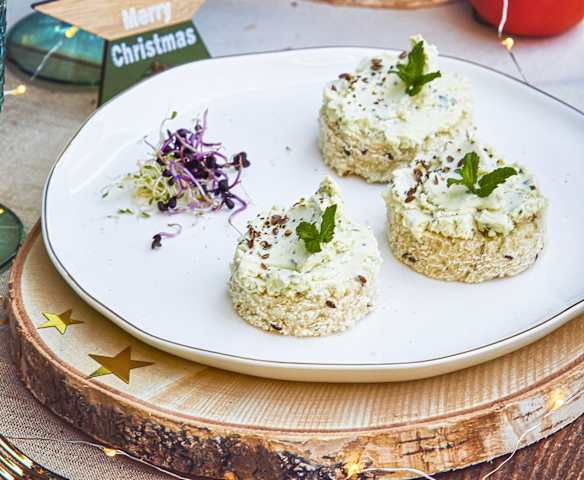 Tartine di pane con i semi e mousse al formaggio