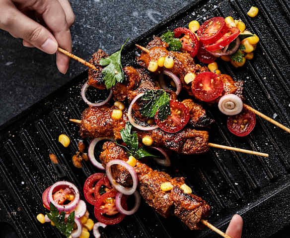 牛肉串及玉米色拉