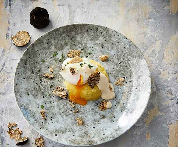 Tortino di patate con uovo poché, salsa al Parmigiano Reggiano e tartufo nero