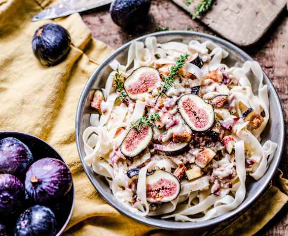 Pâtes à la crème de pecorino, figues et pancetta