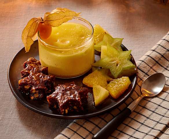 Dattel-Nuss-Konfekt und Mango-Espuma mit exotischen Früchten