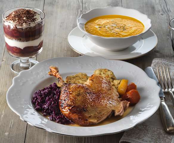 Menü: Karotten-Ingwer-Suppe; Gefüllte Gans mit Rotkraut und Schwarzwälderkirsch-Dessert