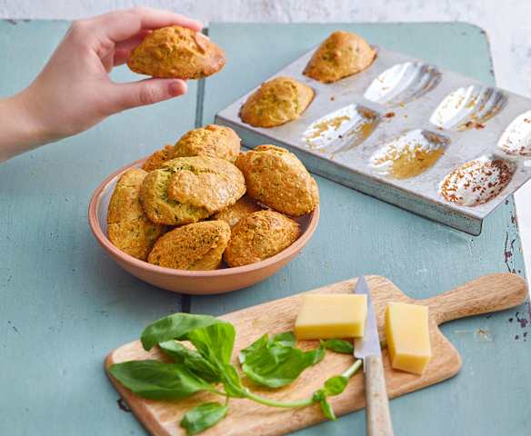 Madeleines basilic-parmesan