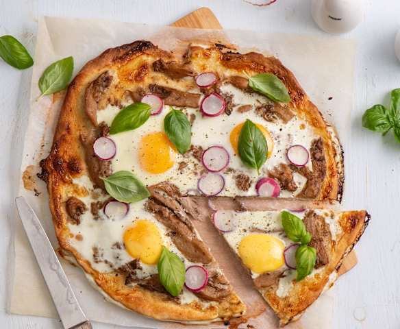 Chrupiący placek z rzodkiewkami i jajkiem (flammkuchen)