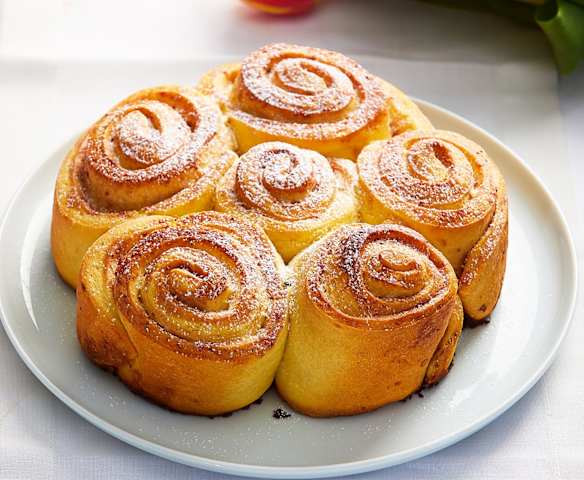 Torta di rose brioches con crema pasticcera alle fragole