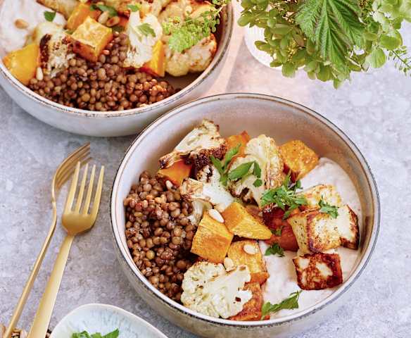Bowl z soczewicą, warzywami i serem halloumi