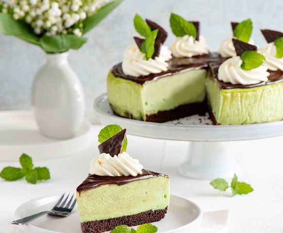 Sernik miętowy na spodzie brownie