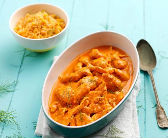 Frango com molho vermelho e arroz de pimentos