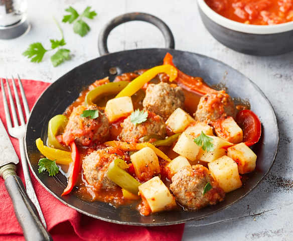 Boulettes de viande, pommes de terre et poivrons à la sauce tomate Boulettes de viande, pommes de terre et poivrons à la sauce tomate