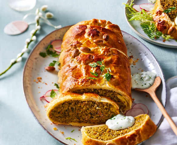 Mandelbraten mit Frühlingssalat und Kräuterquark