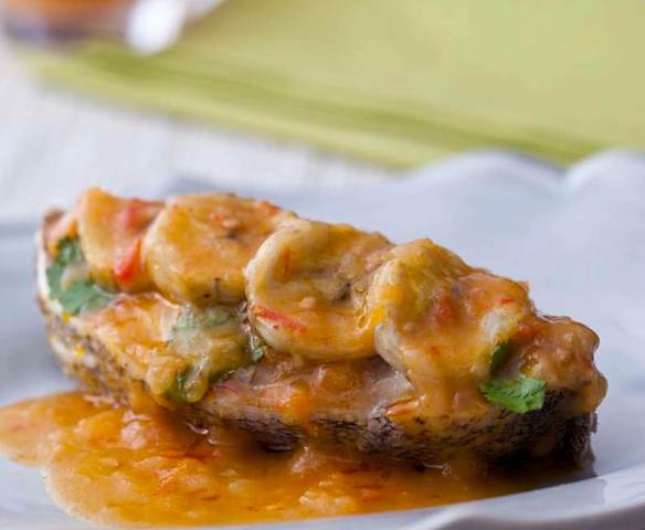 Garoupa com molho e banana da terra