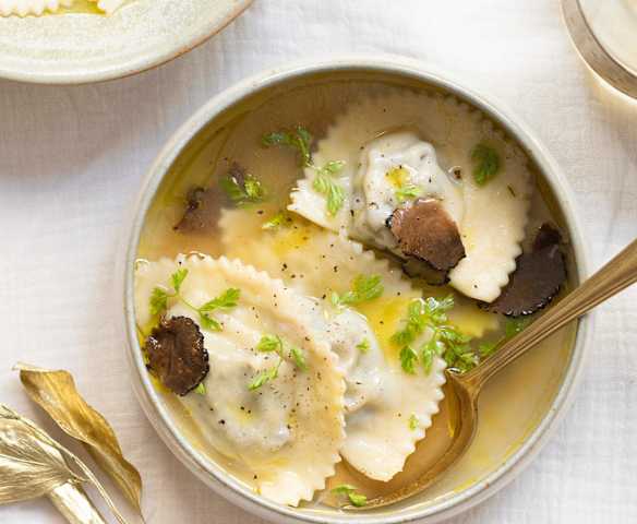 Ravioles au bœuf effiloché, bouillon au pot-au-feu truffé