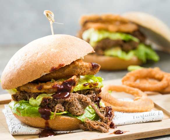 Hamburguesa de cordero deshilachado al vino tinto con aros de cebolla
