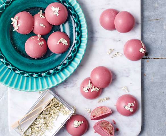 Czekoladki truskawkowe z różowej czekolady