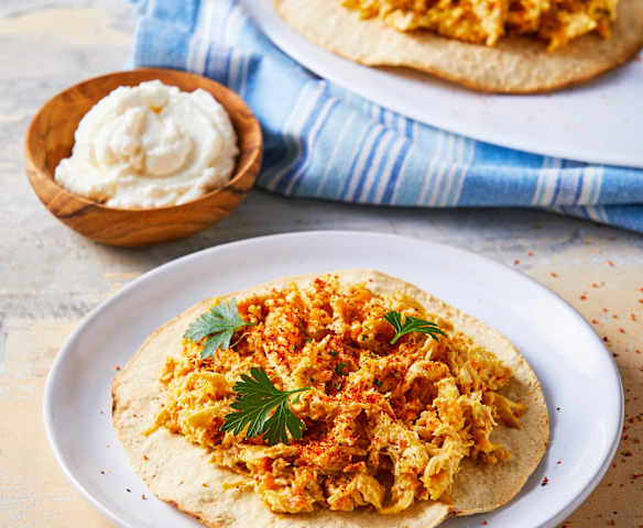 Tostadas de ensalada de pollo con jocoque griego Tostadas de ensalada de pollo con jocoque griego