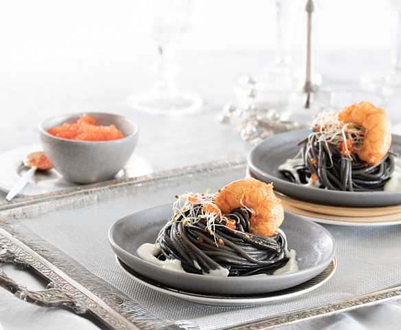 Espaguetis negros con langostino y salsa de parmesano