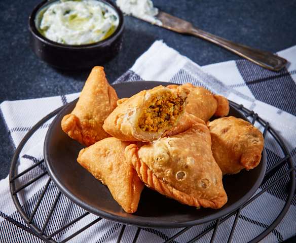 Empanadas indias de carne con aderezo fresco de hierbas Empanadas indias de carne con aderezo fresco de hierbas