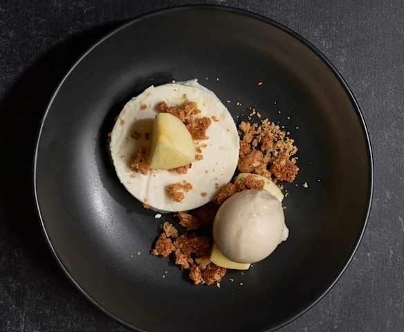 Croustade à la mousse aux pommes et lait glacé au romarin (Matthew Kenney)