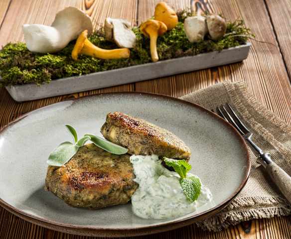 Pressknödel mit Schwammerl und Salsa-Verde-Dip
