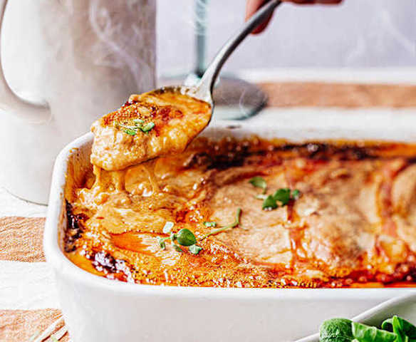 Gratin de pomme de terre, chorizo, reblochon et béchamel à la tomate