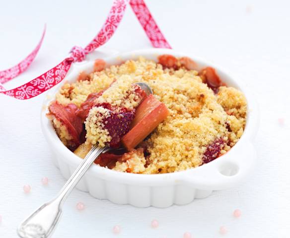 Crumble pommes, fraises et rhubarbe