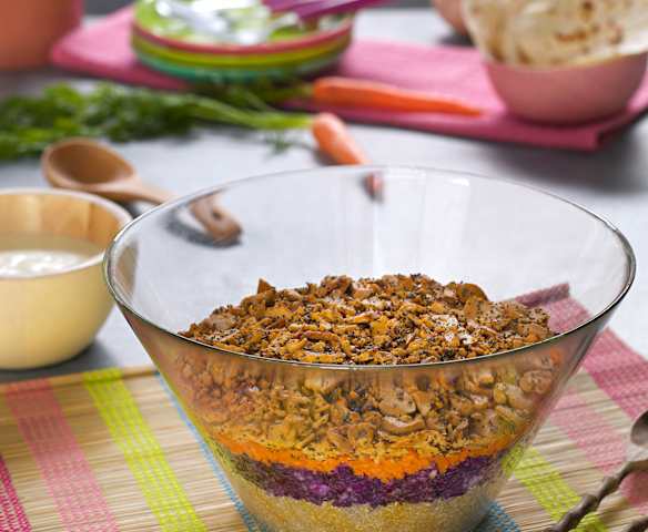 Ensalada de lombarda, quinoa y salchichas vegetarianas