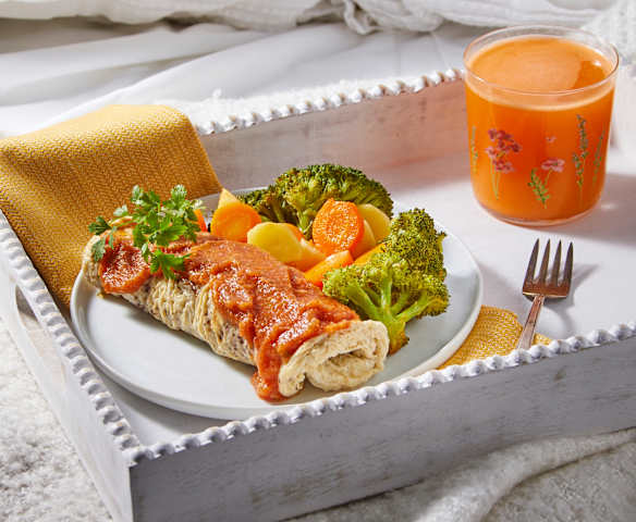 Desayuno en cama: Jugo y omelette con verduras