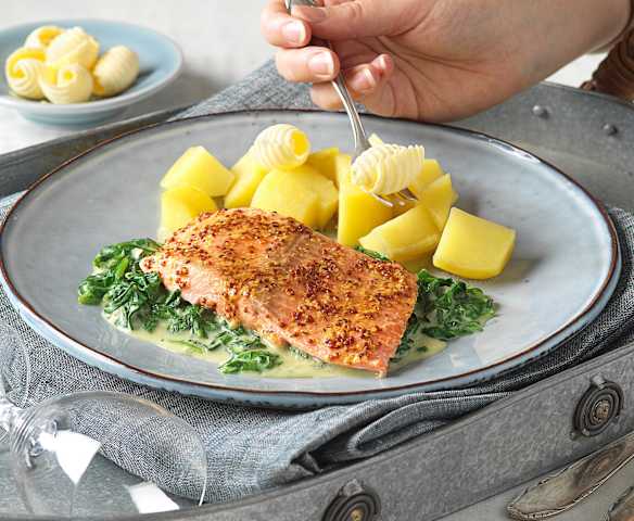 Lachsforelle mit Rahmspinat und Salzkartoffeln