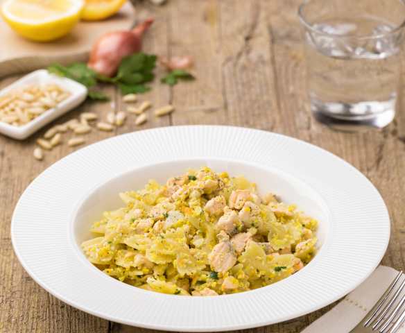 Farfalle al salmone e pinoli