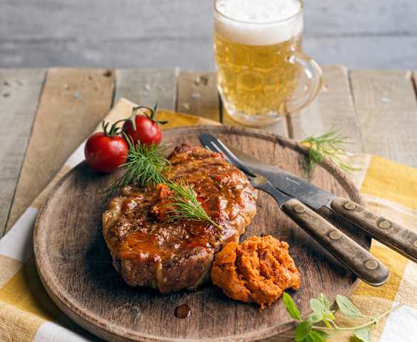 Schopfbratenkoteletts mit Knoblauch-Tomaten-Butter