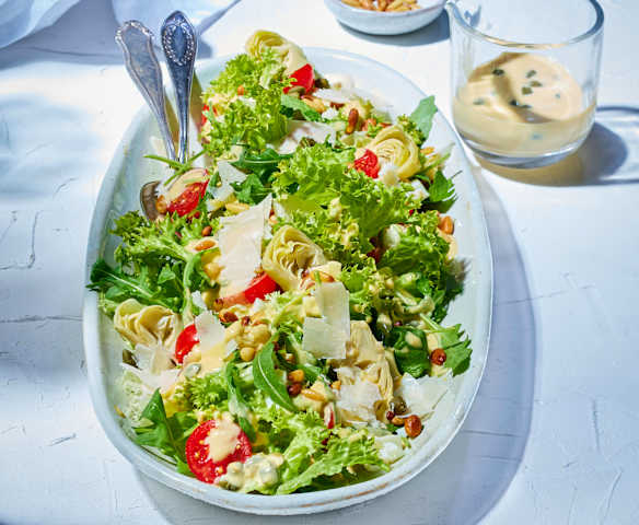 Salat mit Artischocken und Kapern-Ei-Dressing