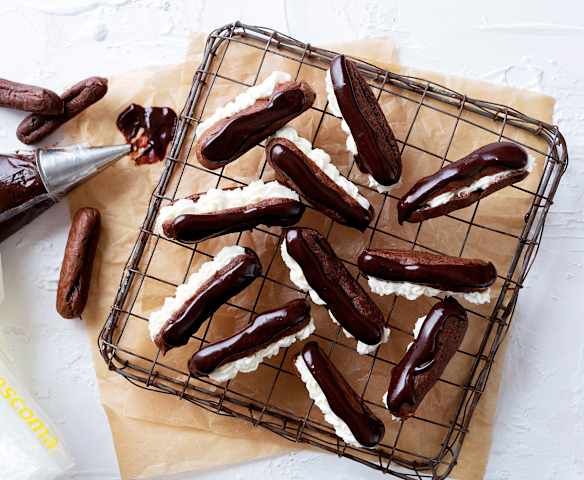 Minirelámpagos de chocolate con nata de maracuyá