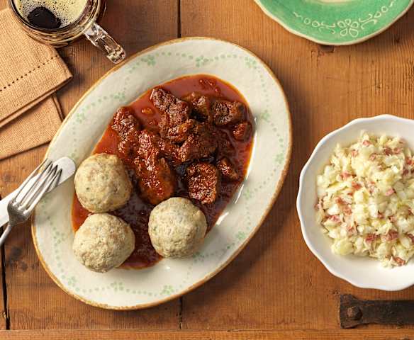 Malzbiergulasch mit Breznknödel und Krautsalat