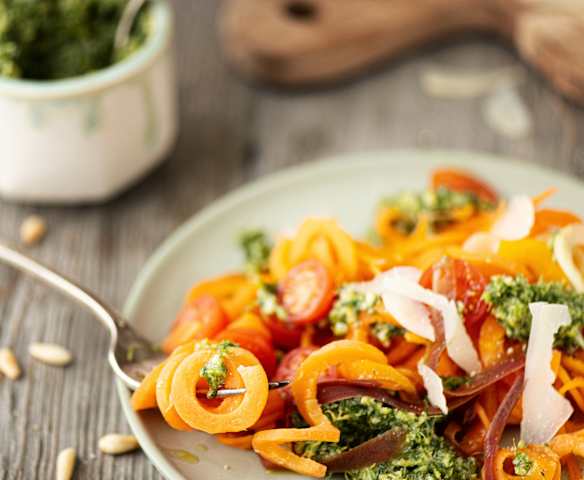 Möhrennudeln mit Möhrengrünpesto Möhrennudeln mit Möhrengrünpesto