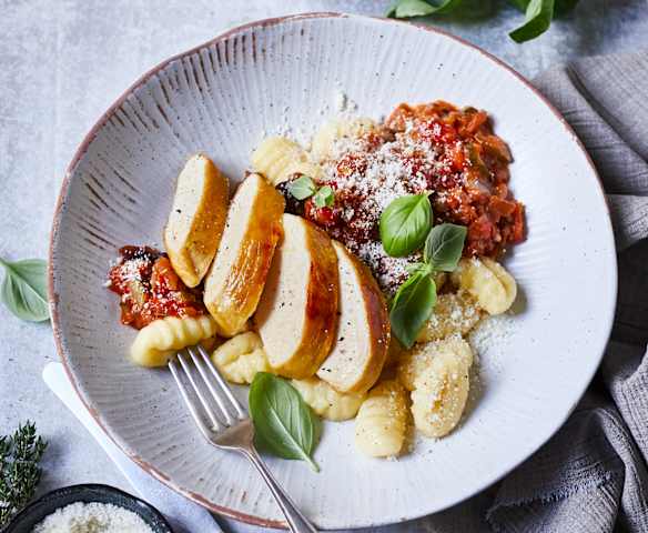 Hähnchenbrust mit Gnocchi und mediterranem Gemüse