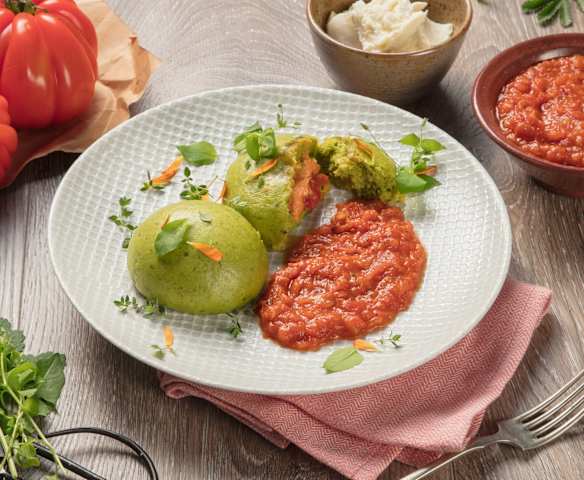 Germknödel mit Wildkräutern und Paradeisragout