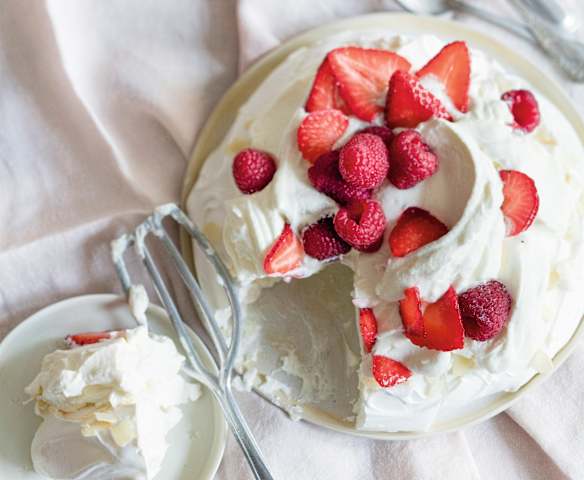 Grande pavlova fruits rouges et amandes