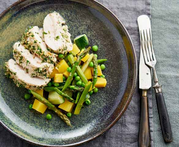 Peito de galo em papelote, manteiga de ervas e gengibre com jardineira