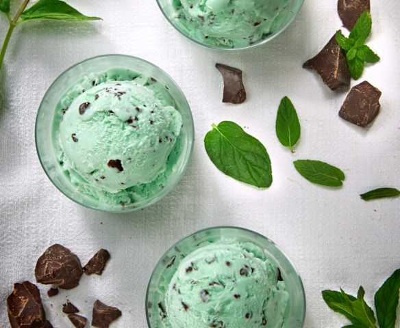 Helado de menta y chocolate