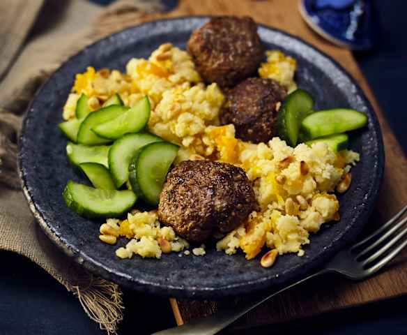 Lammköfte mit Couscous und Gurkensalat