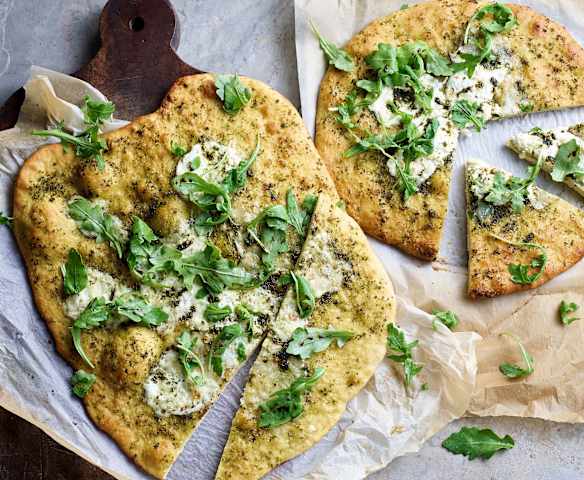 Piza com azeite de ervas aromáticas e burrata
