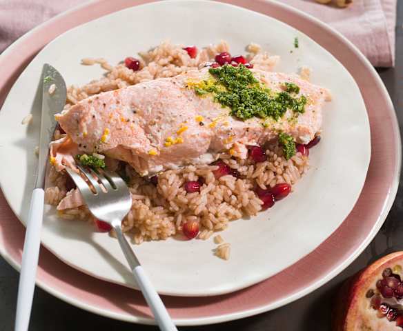 Salmón, arroz con granada y pesto de canónigos