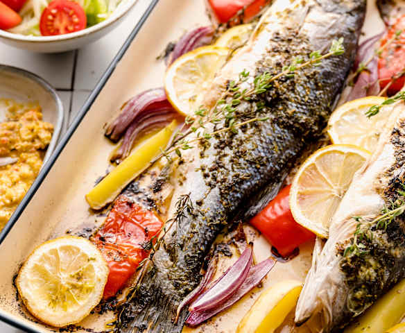 Bar cuit au four à l'italienne avec trempette aux poivrons grillés et salade de fenouil