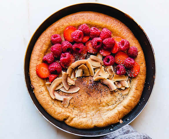 Panqueca de arroz no forno com morangos