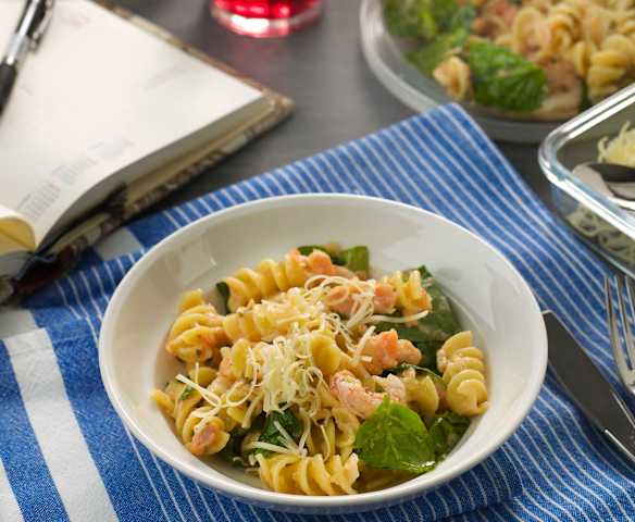 Pasta con salmón ahumado y gambas para dos