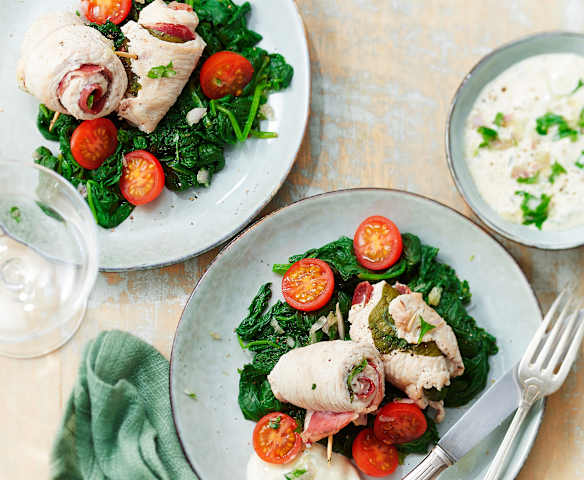 Roulés de dinde à la pancetta, épinards et sauce aux herbes