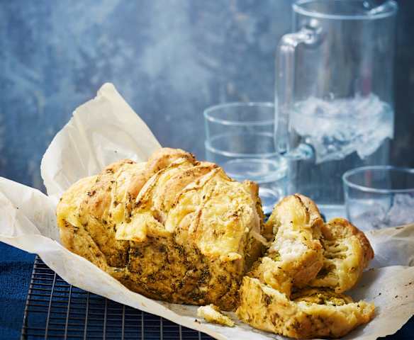 Pain feuilleté au pesto de fanes