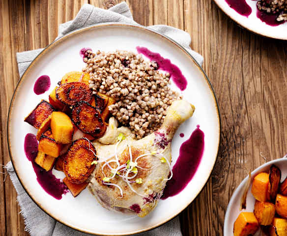 Cuisse de canard aux légumes, sauce aux myrtilles