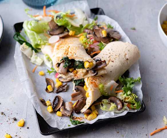 Wrap de tortilla con espinacas y champiñón Wrap de tortilla con espinacas y champiñón