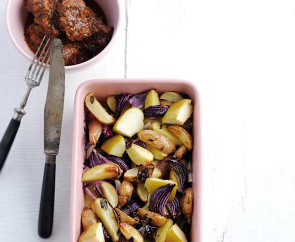 Bochechas de porco com batata e maçã assadas no forno